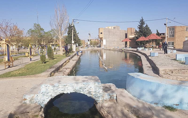 جریان قنات ارونه از وسط شهر اردستان