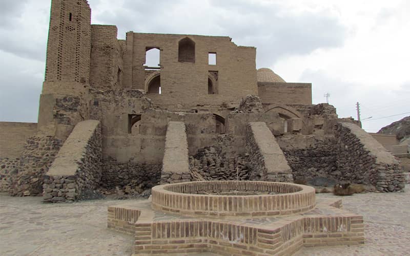بقایای سازه ای تاریخی در روستای افین
