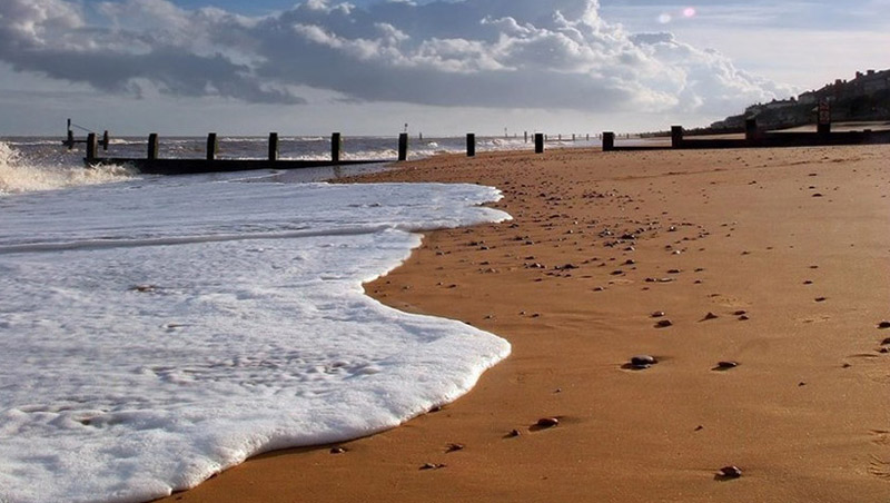 ساحل شنی سرخرود از نمای کنار