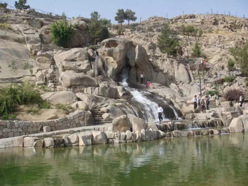دریاچه پارک کوهسنگی مقابل آبشارهای کوچک مصنوعی