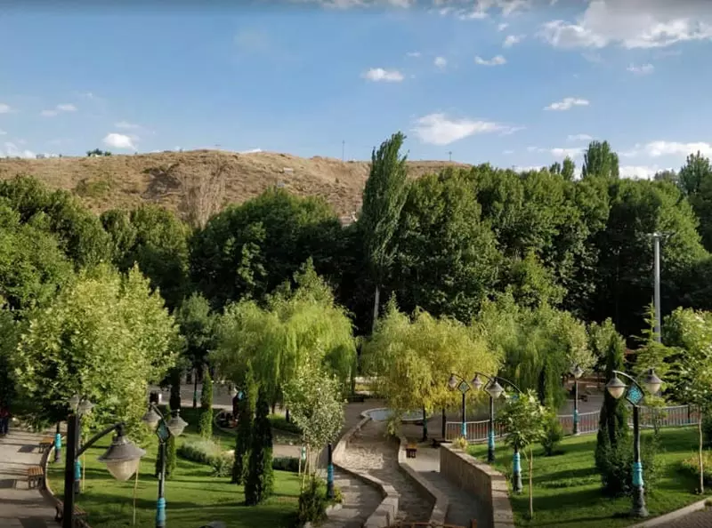 بوستان سرسبز با درختان بلند در طرقبه مشهد