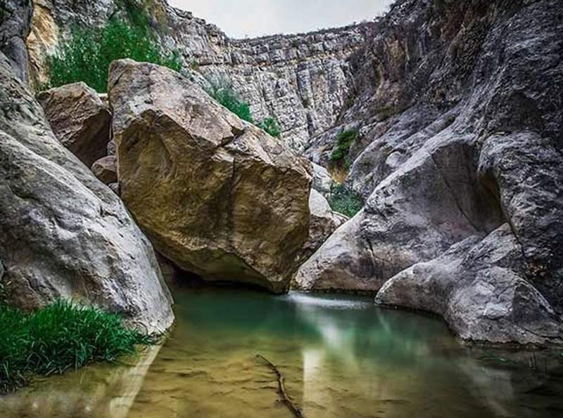 حوضچه های آب در مسیر صخره ای دره هاور از نمای نزدیک
