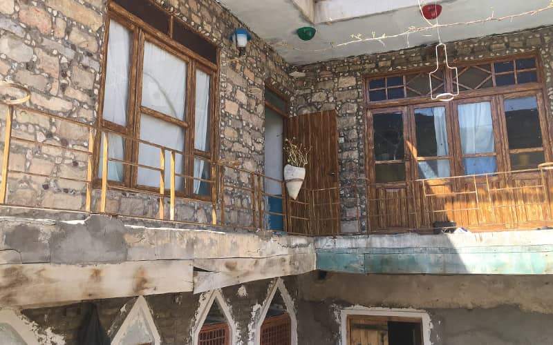 نمای خانه ای دو طبقه و قدیمی در روستای اسفیدان