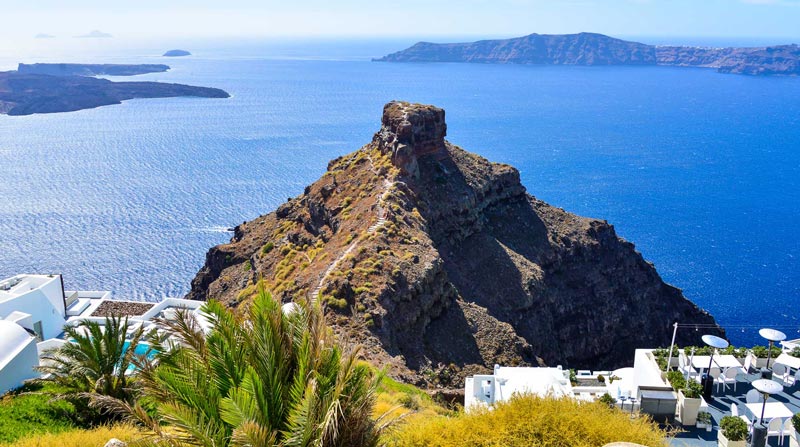 مسیر پاکوب صخره اسکاروس در جزیره سانتورینی با منظره دریا از نمای دور