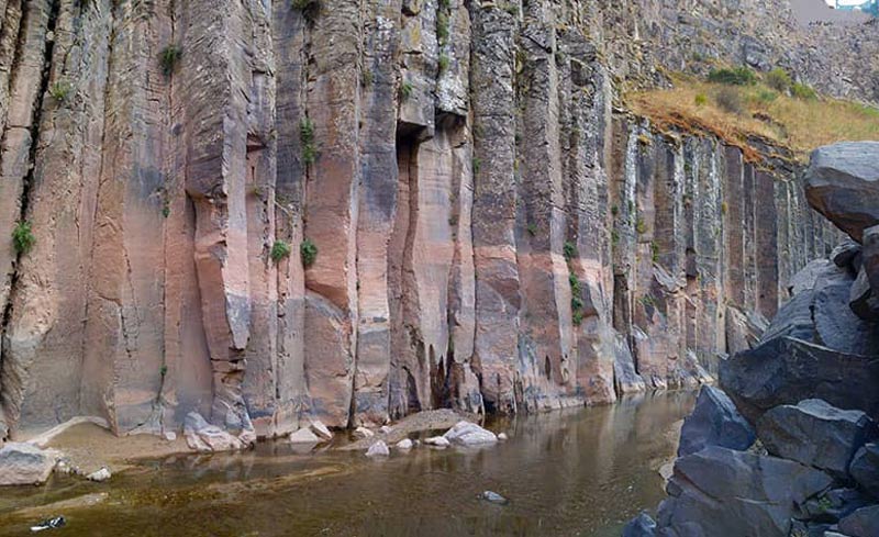 دیواره های بازالتیکی ایلان دره ماکو در جوار مسیر رودخانه