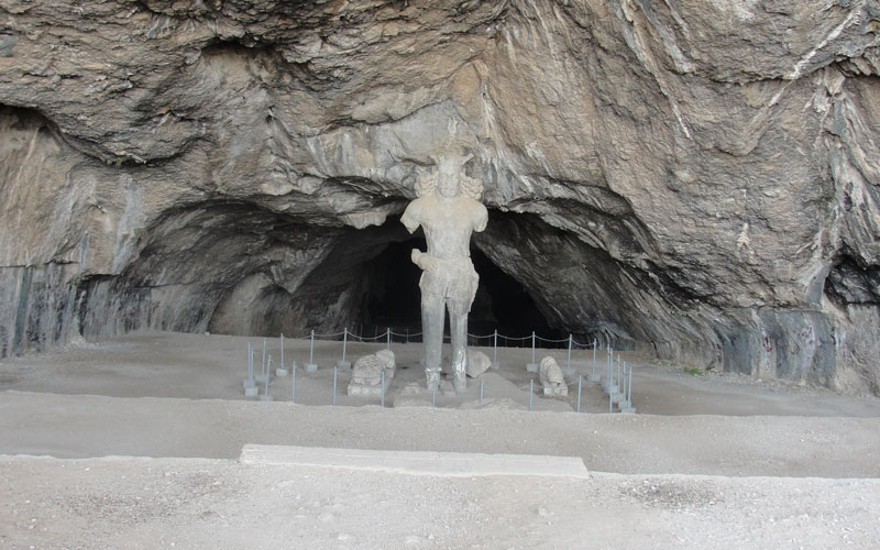 مجسمه شاپور در دهانه غار