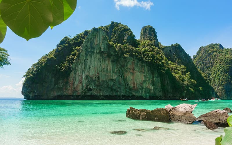 صخره ای بزرگ در مجاورت دریا در تایلند