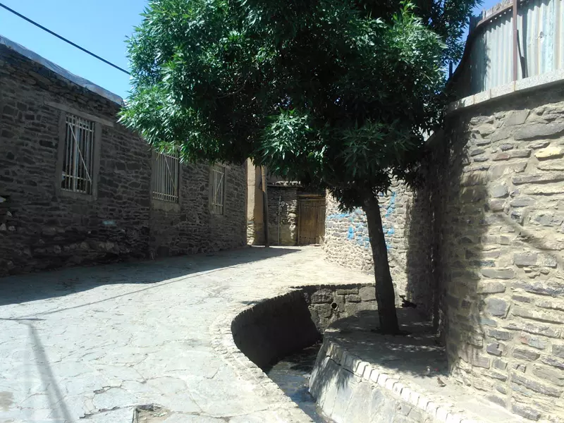 جوی آب در کوچه روستای ورکانه