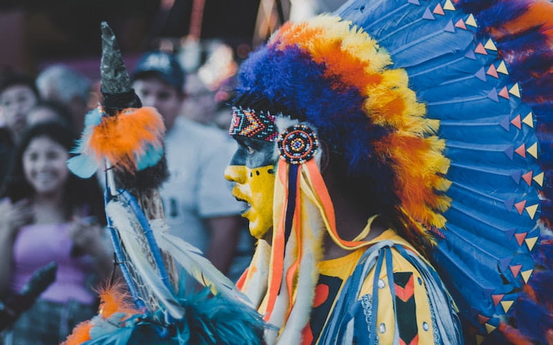 لباس سنتی رنگی در جشنواره ای در مکزیک