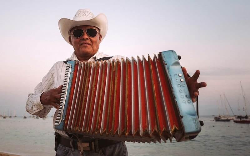 مردی در حال نواختن ساز در مکزیک