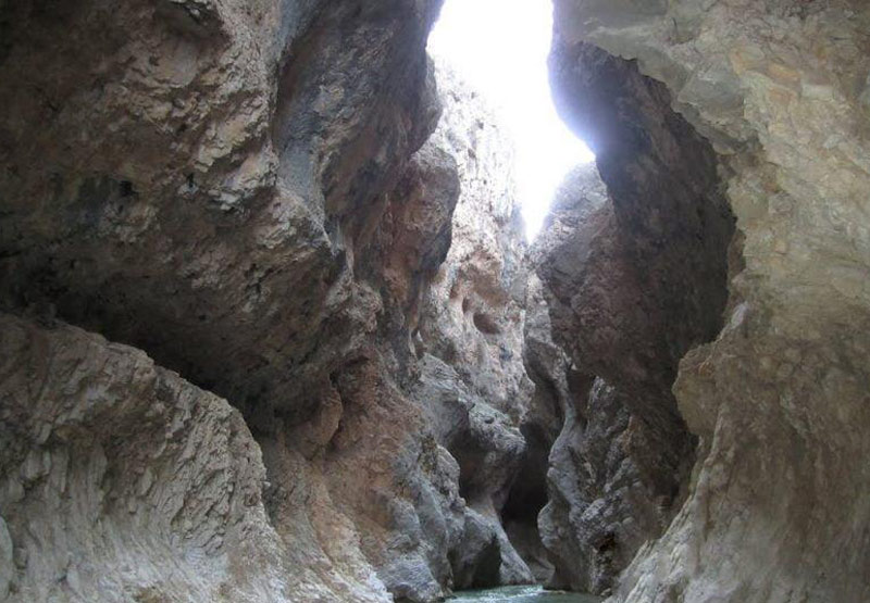 مسیر میان صخره ای در تنگ رودشیر سپیدان
