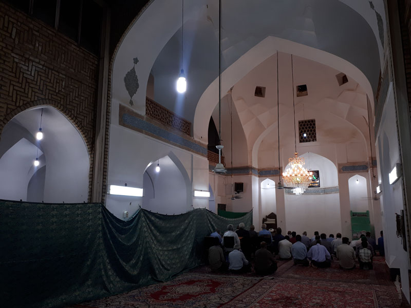 نمازگزاران در مسجد جامع ندوشن