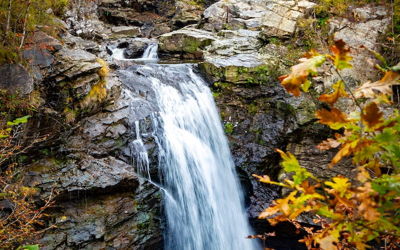 آبشاری پرآب در میان صخره ها