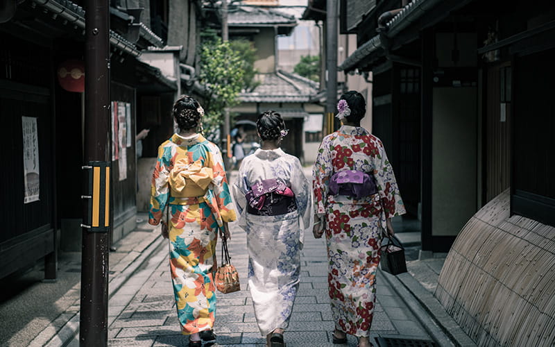 سه زن با لباس کیومونو در ژاپن