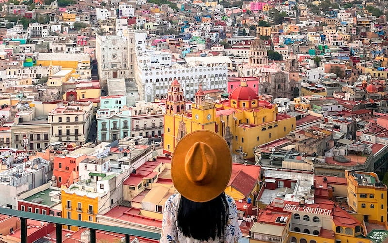 زنی در حال تماشای منظره شهری در مکزیک
