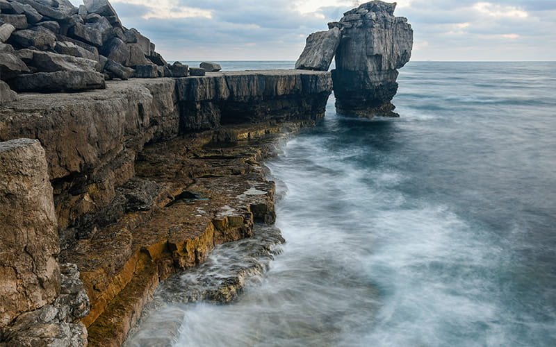 صخره ای بزرگ در مجاورت دریا در انگلیس