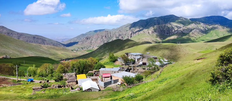 روستای خان کندی در دامنه کوه