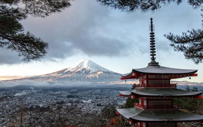 عمارتی ژاپنی با پس  زمینه کوه فوجی در ژاپن