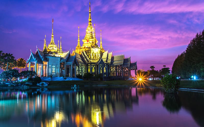 معبدی با چندین مناره در نورپردازی شب در تایلند