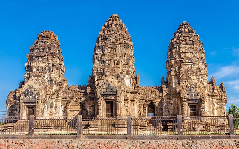 سه سازه مرتفع و مخروطی شکل و تاریخی در تایلند