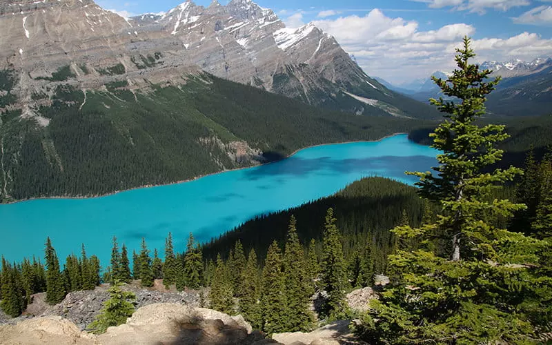 دریاچه ای با آب فیروزه ای در کانادا