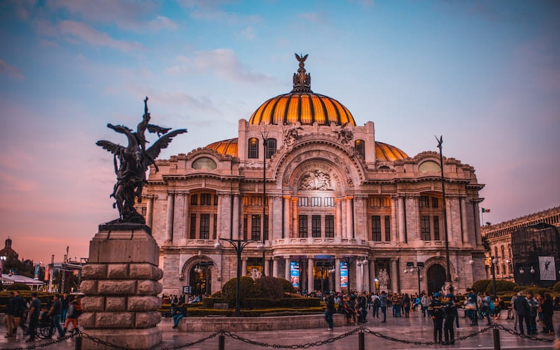 عمارتی تاریخی و گنبددار در مکزیک