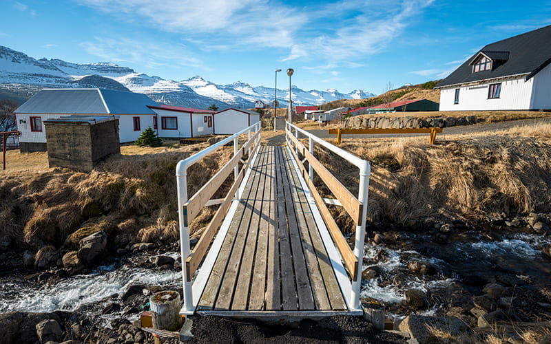پلی چوبی به منطقه ای مسکونی در ایسلند