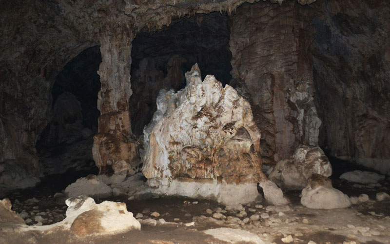 قندیل‌ها و آبشارهای غار شاپور