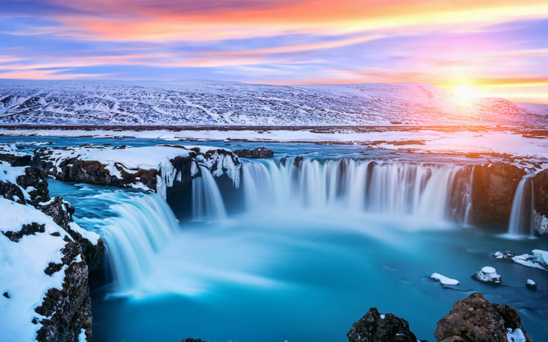 آبشاری کوتاه و وسیع در ایسلند