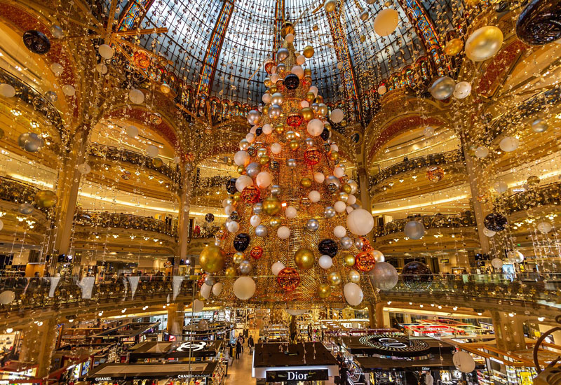 درخت کریسمس در مرکز خریدی ایتالیا تصاویر تماشایی از کریسمس در کشورهای مختلف جهان