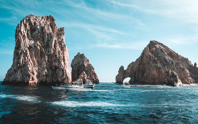 چندین صخره بزرگ در آب‌های مکزیک