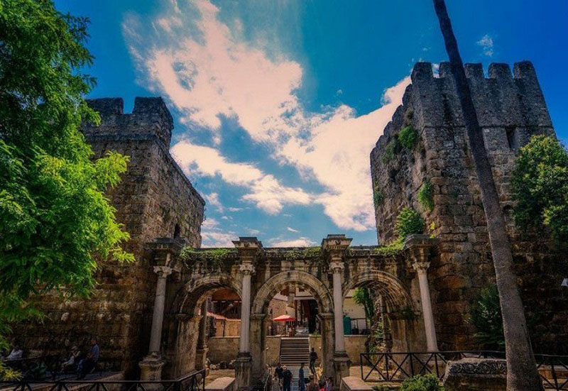 دروازه تاریخی هادریان 