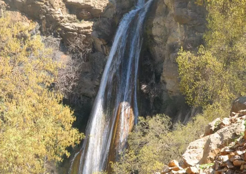 آبشار هرایجان در تنگ ابولی سپیدان میان کوهستان از نمای نزدیک