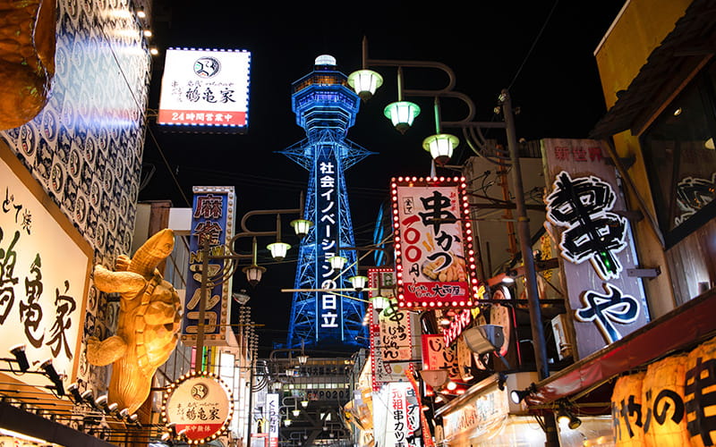 تابلوها و چراغ های مختلف در خیابانی در ژاپن