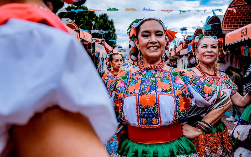 چندین زن با لباس سنتی رنگی در مکزیک