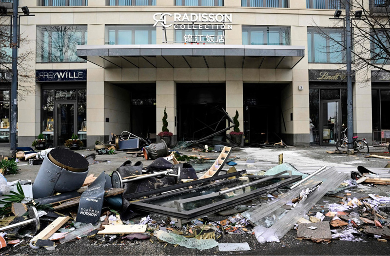 ویرانی هتل رادیسون پس از ترکیدگی مخزن آکوادوم
