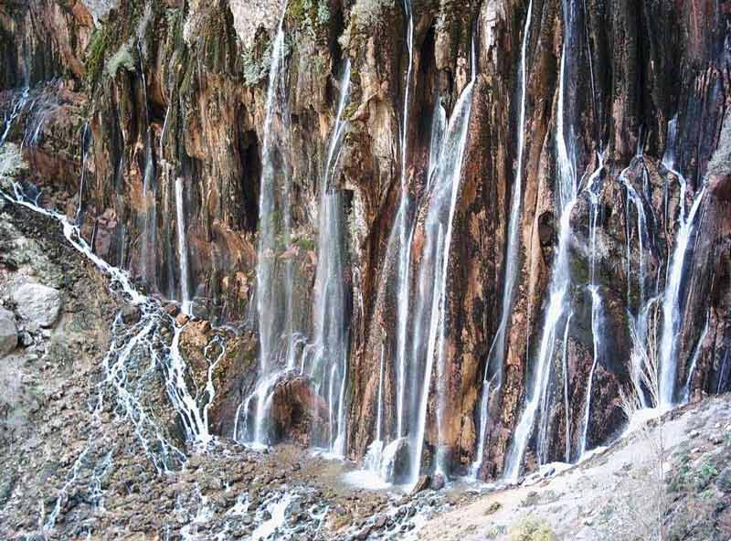 حوضچه آبشار مورزیان زیر آبشار از نمای نزدیک