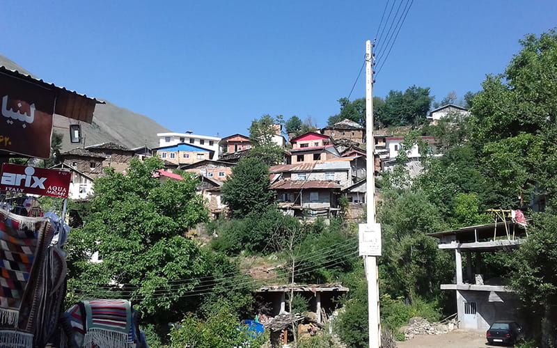 خانه های روستایی در روستای سرسبز ناتر در مرزن آباد