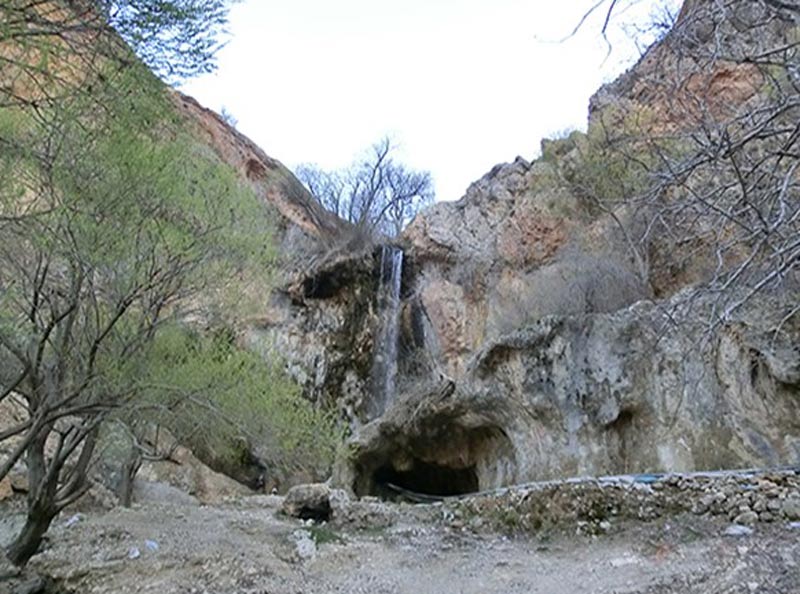 آبشار چیکون سپیدان میان کوهستان از نمای دور