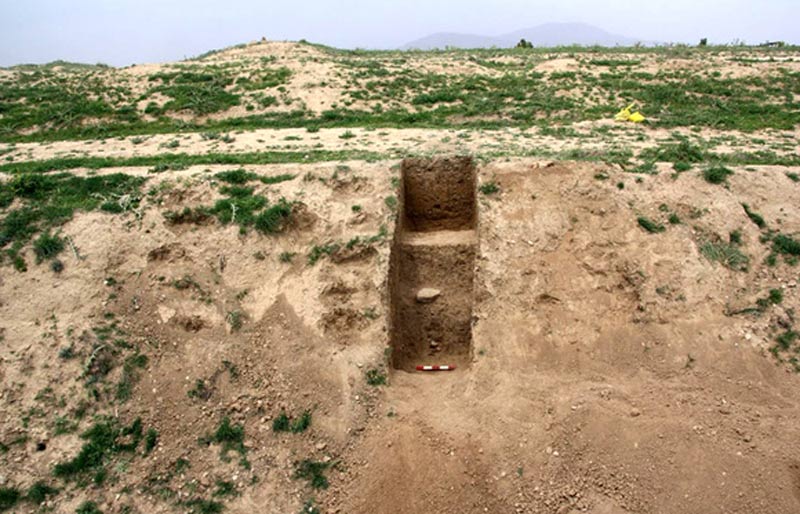 بناهای به جا مانده در تپه ملیان سپیدان از نمای دور
