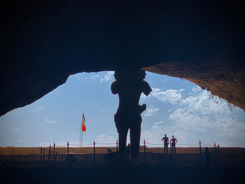نمای پشتی مجسمه غار شاپور