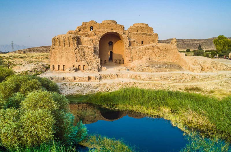 نمای ورودی کاخ ردشیر بابکان مقابل آبگیر و چمن
