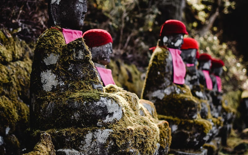تعدادی مجسمه سنگی با کلاه قرمز در ژاپن