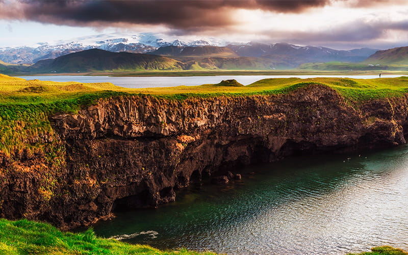 صخره ای زیبا در احاطه آب‌ در ایسلند