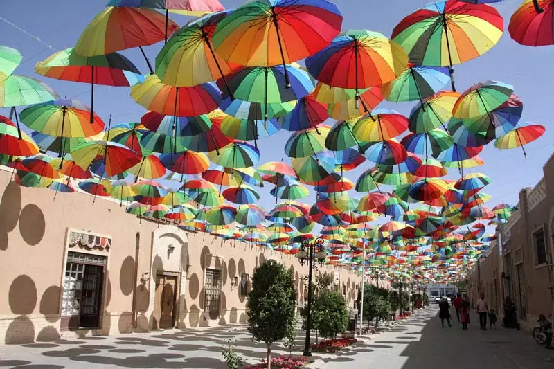 بافت تاریخی یزد با تزئین چترهای رنگارنگ