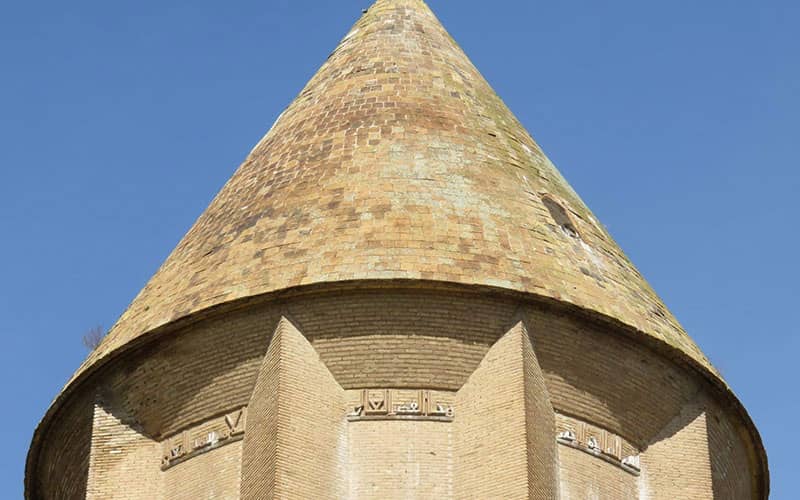 گنبد مخروطی برج قابوس