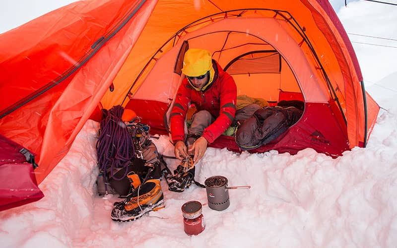 گردشگری در چادر مسافرتی در زمستان برفی