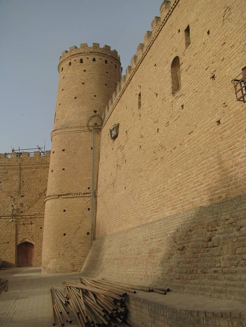 دیوارهای قلعه شوش