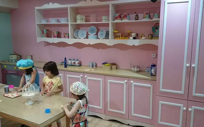 سه دختربچه در آشپزخانه ای فانتزی