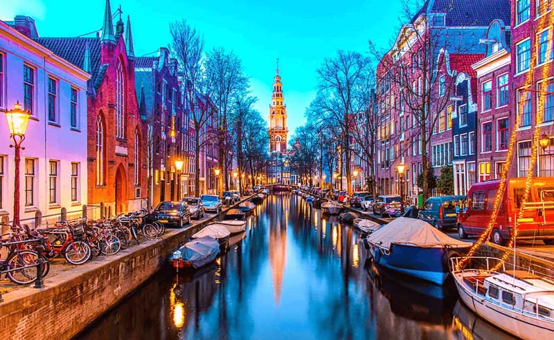 کانال‌های آبی آمستردام در غروب